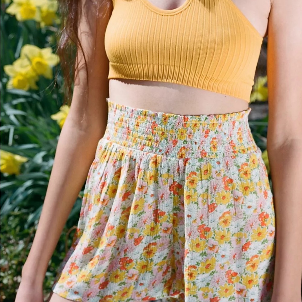 URBAN OUTFITTERS Out From Under, Yellow floral crinkle beach shorts, Size M, GUC